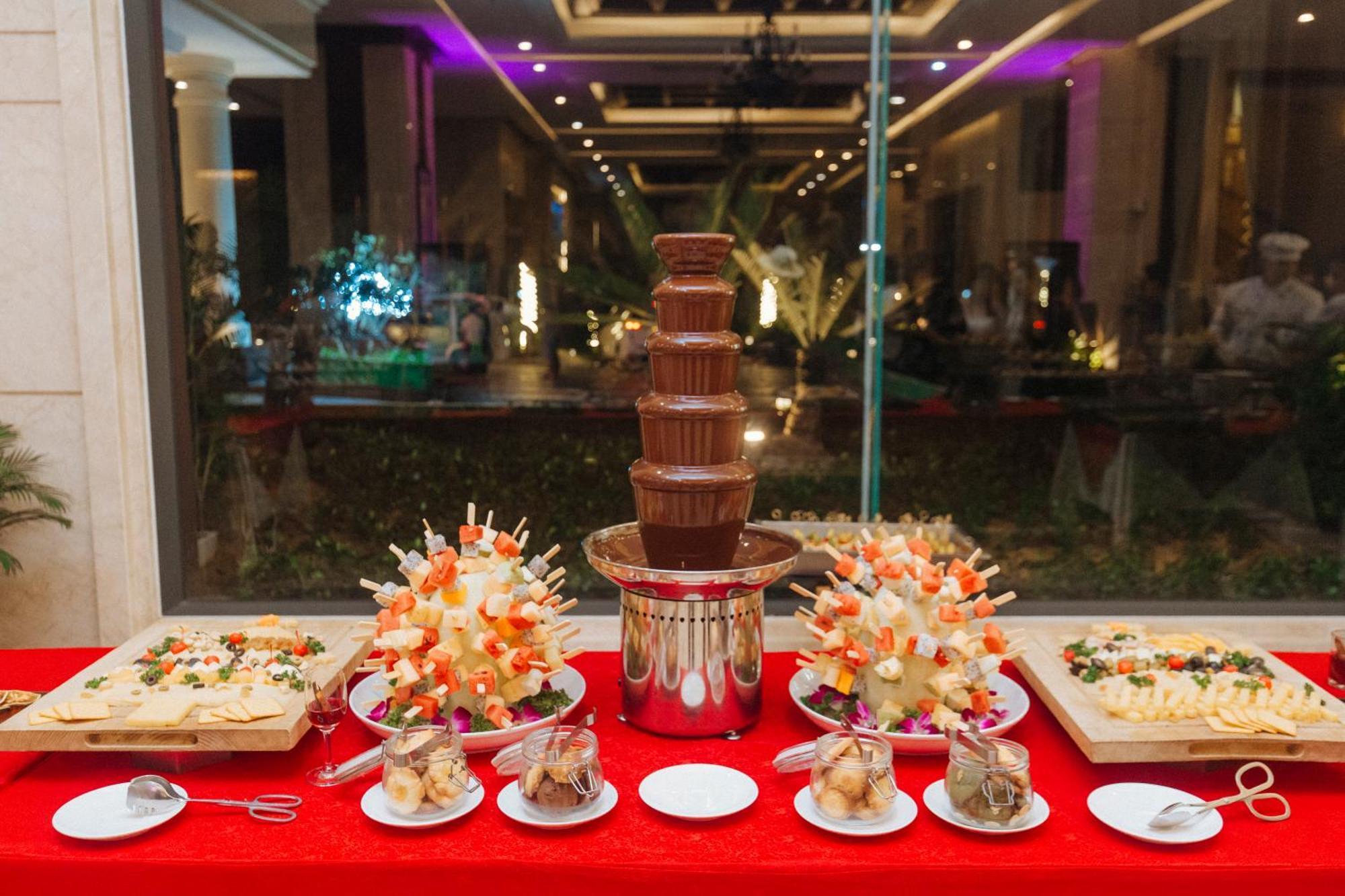 Dlg Hotel Danang Экстерьер фото A chocolate fountain