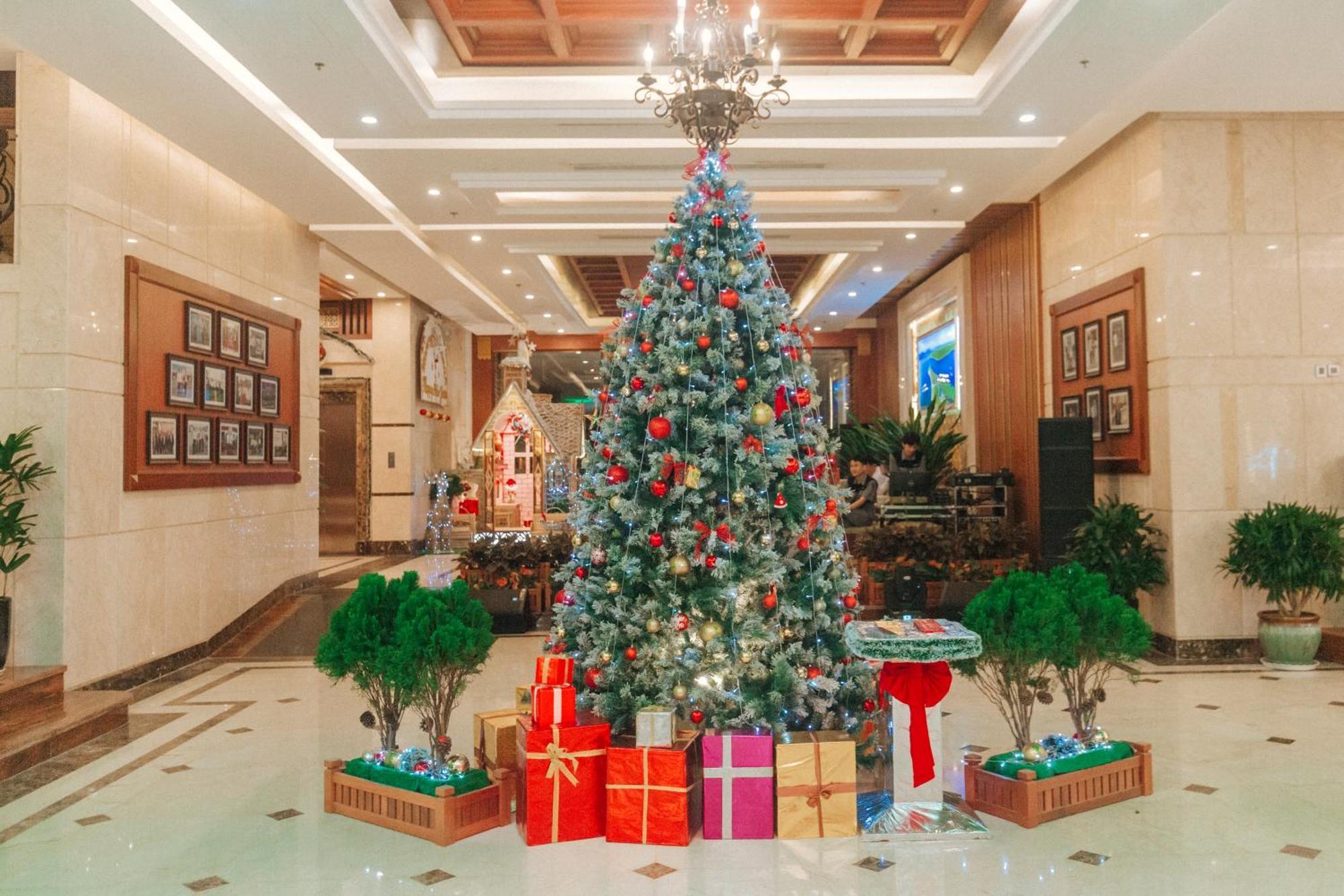 Dlg Hotel Danang Экстерьер фото Christmas tree at the lobby of a hotel in China
