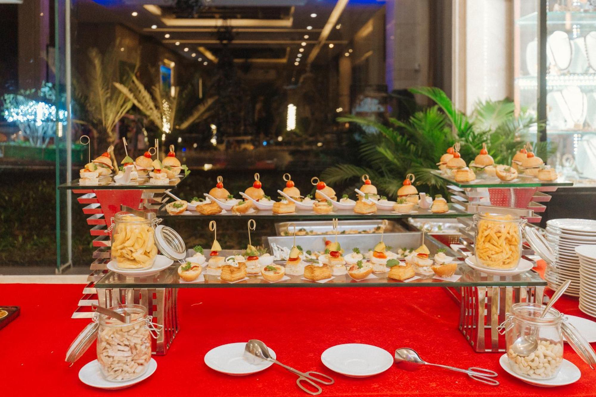Dlg Hotel Danang Экстерьер фото A buffet table with hors d'oeuvres