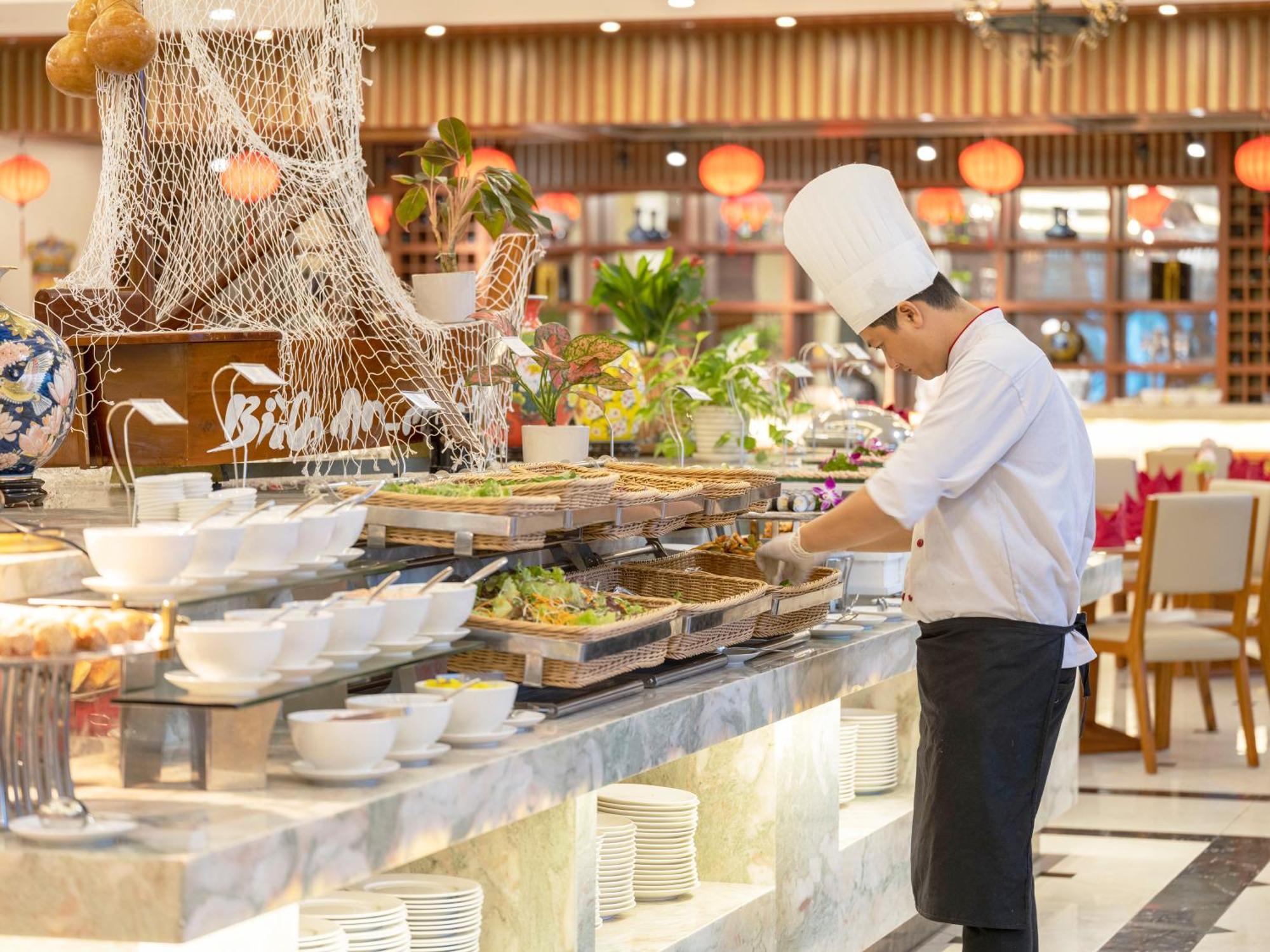 Dlg Hotel Danang Экстерьер фото A buffet at a hotel