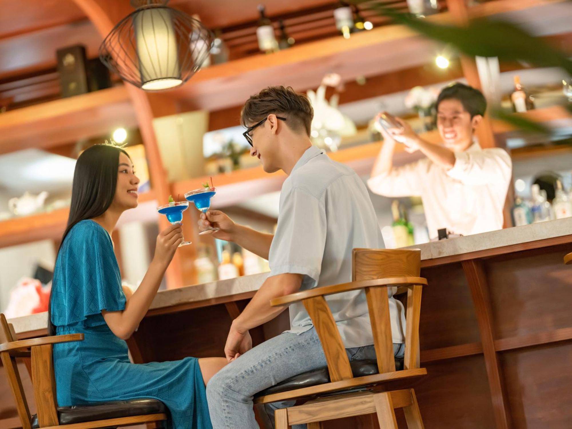 Dlg Hotel Danang Экстерьер фото A couple drinking coffee