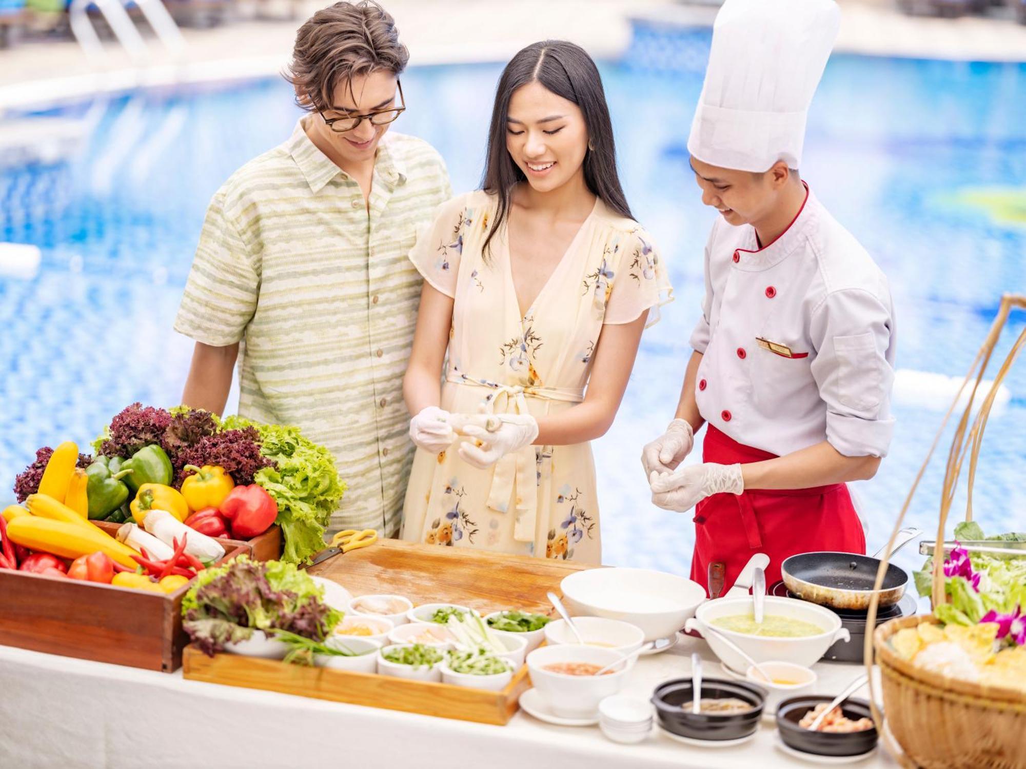 Dlg Hotel Danang Экстерьер фото Cooking class at the poolside