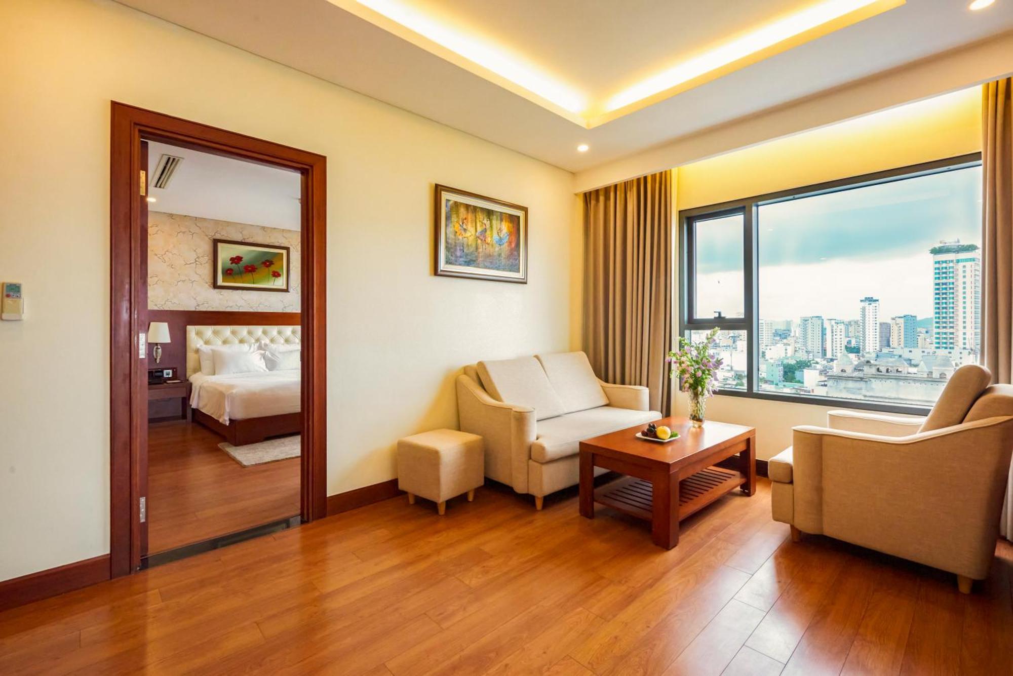 Dlg Hotel Danang Экстерьер фото A suite at the hotel