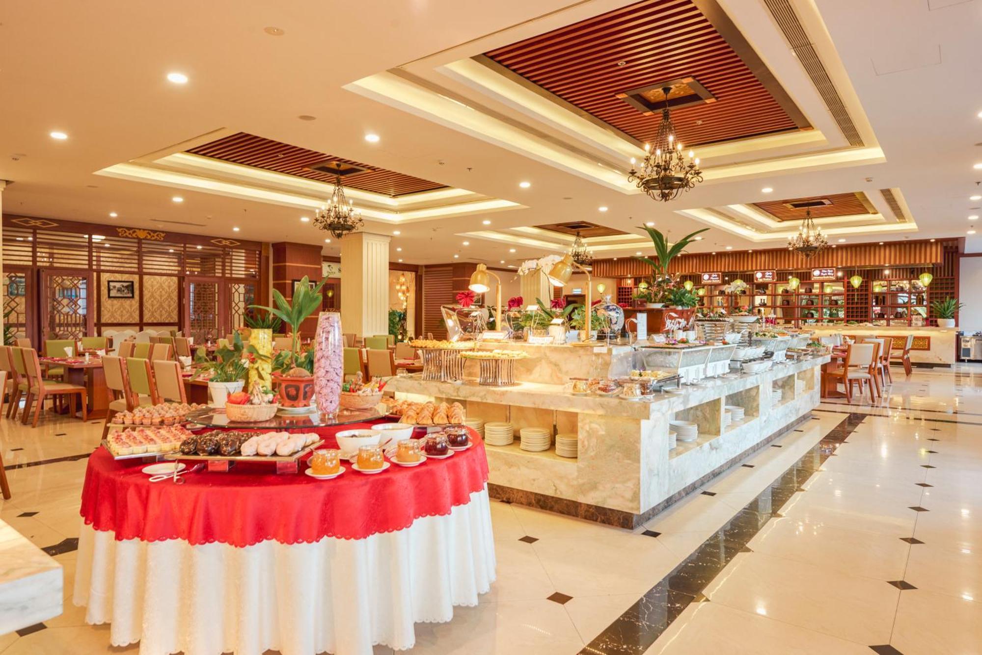 Dlg Hotel Danang Экстерьер фото The buffet at the hotel