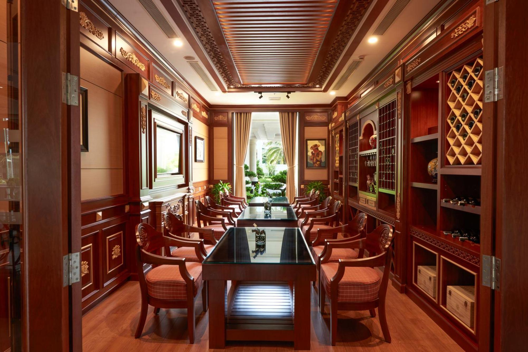 Dlg Hotel Danang Экстерьер фото A wine tasting room