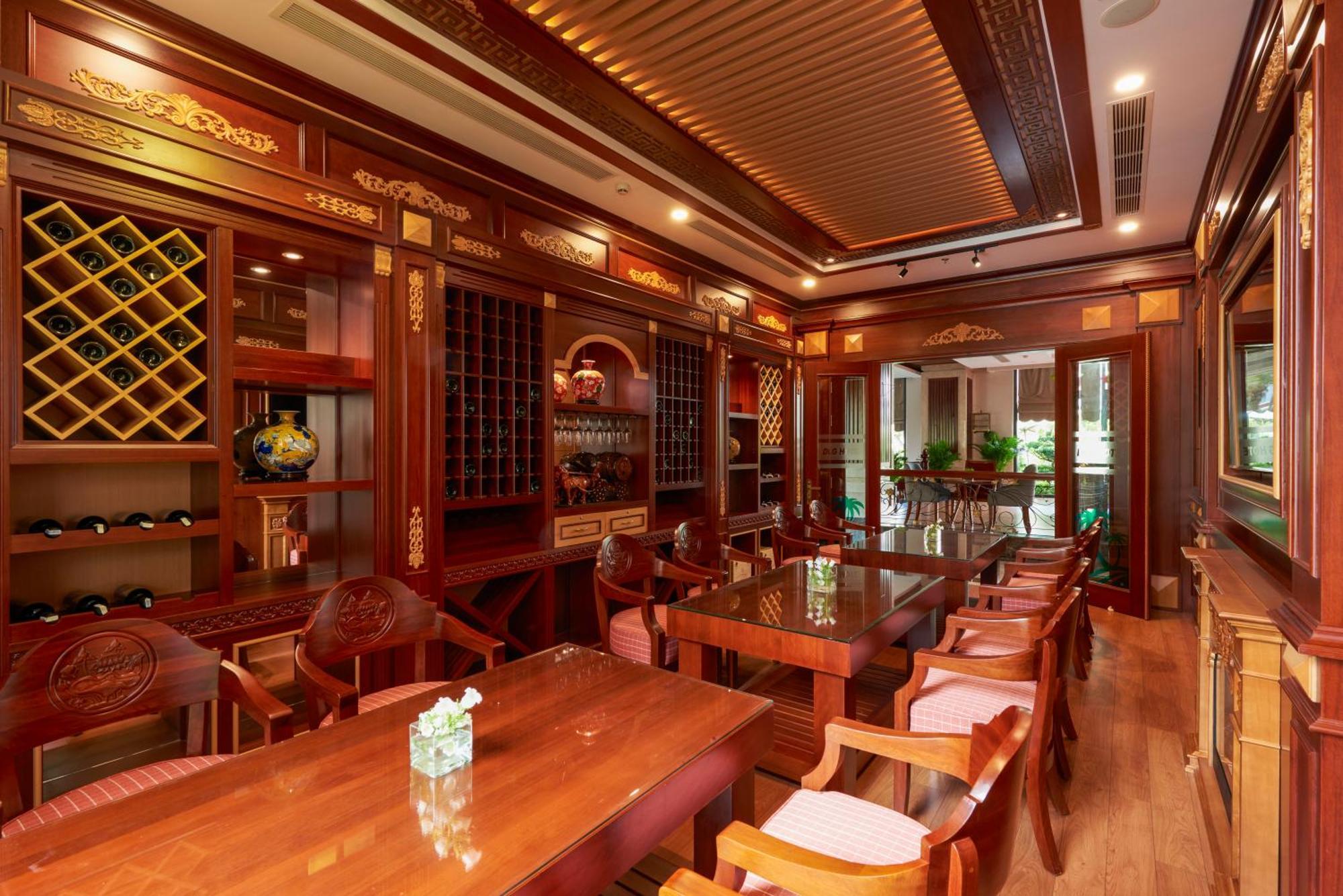 Dlg Hotel Danang Экстерьер фото Interior of a restaurant in China