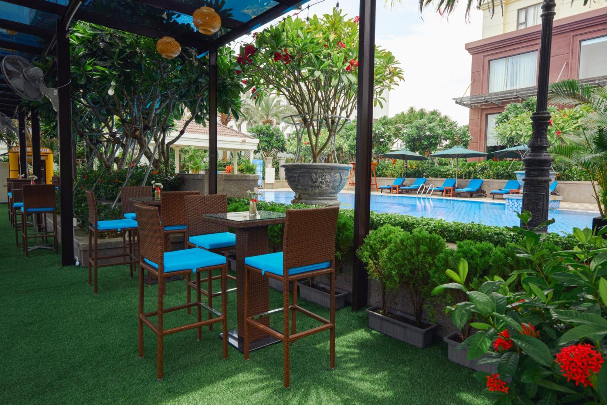 Dlg Hotel Danang Экстерьер фото The pool at the hotel